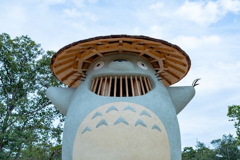 ジブリパーク「どんどこ森」より木製遊具「どんどこ堂」。