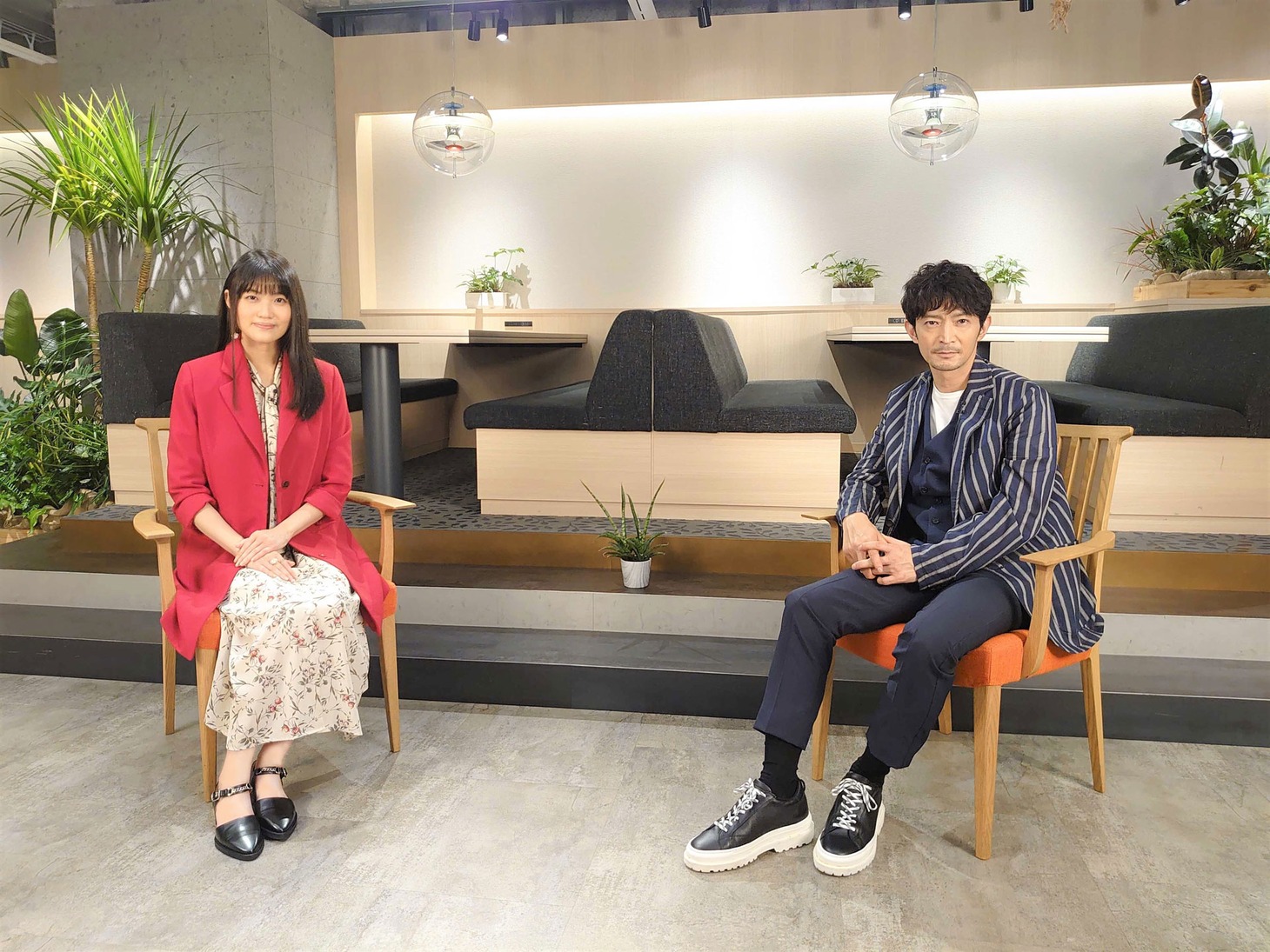 左から早見沙織、津田健次郎。