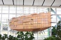 「ジブリの大倉庫」の中央階段に位置する“空飛ぶ巨大な船”。