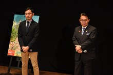 左から宮崎吾朗、大村秀章。