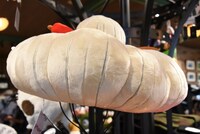 「ジブリの大倉庫ショップ 冒険飛行団」で販売されている湯婆婆の髪の毛を模したクッション。