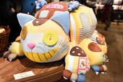 「ジブリの大倉庫ショップ 冒険飛行団」で販売されているネコバスのぬいぐるみ。