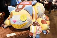 「ジブリの大倉庫ショップ 冒険飛行団」で販売されているネコバスのぬいぐるみ。