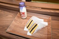 「ミルクスタンド シベリ❅あん」で販売されるシベリアと牛乳。