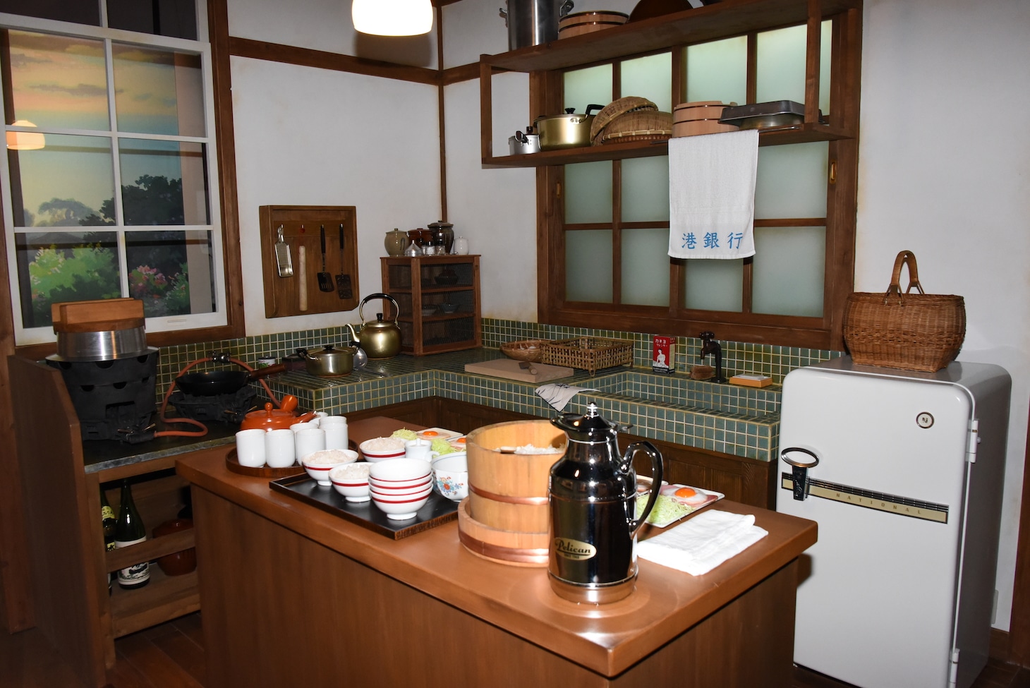 「『食べるを描く。』増補改訂版」より「コクリコ坂から」のコクリコ荘の台所。