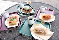 「カフェ 大陸横断飛行」で販売されるサンドイッチとピザ。