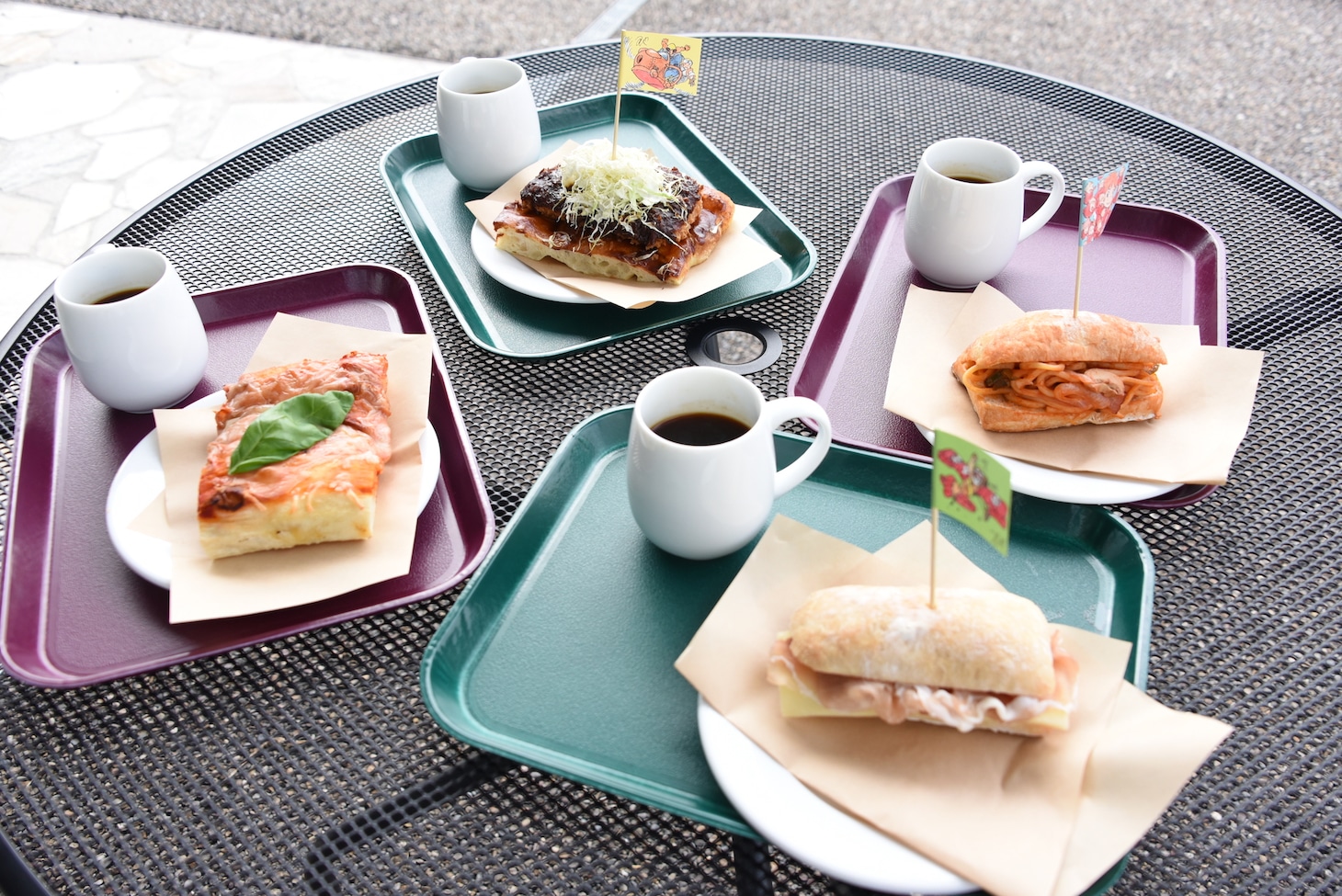 「カフェ 大陸横断飛行」で販売されるサンドイッチとピザ。