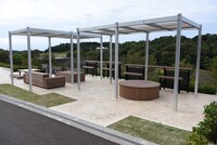 「ジブリの大倉庫」から「どんどこ森」の道中に設置されているベンチ。