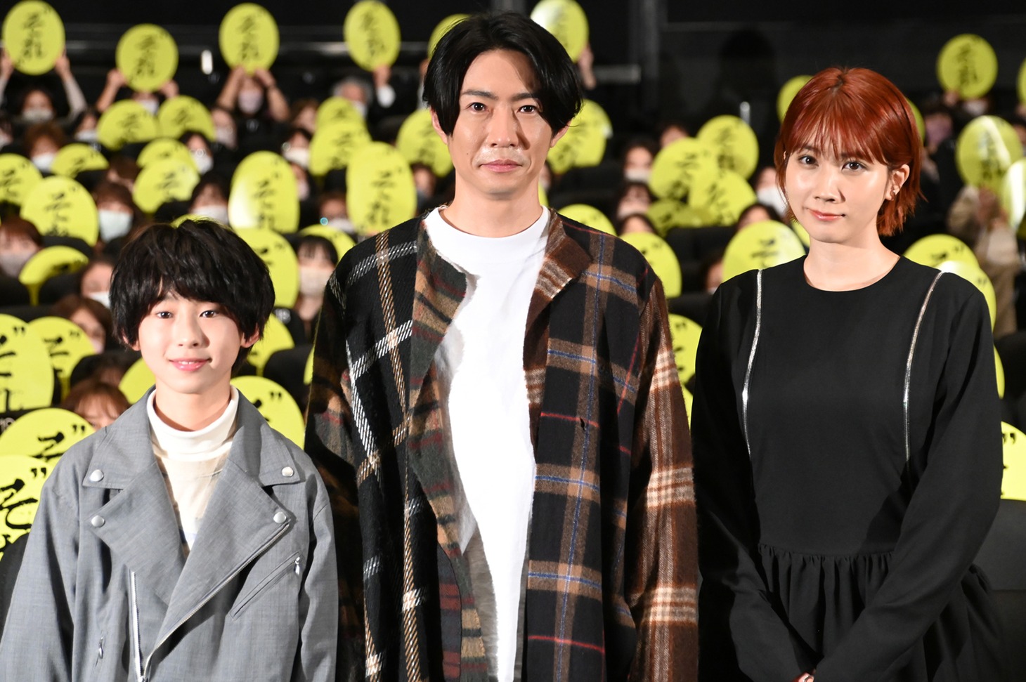 「“それ“がいる森」満員御礼舞台挨拶の様子。左から上原剣心、相葉雅紀、松本穂香。