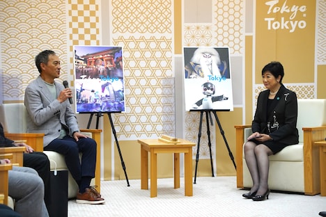 左から渡辺謙、小池百合子。