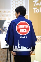 「TOKYO VICE」仕様の法被を着た小池百合子。
