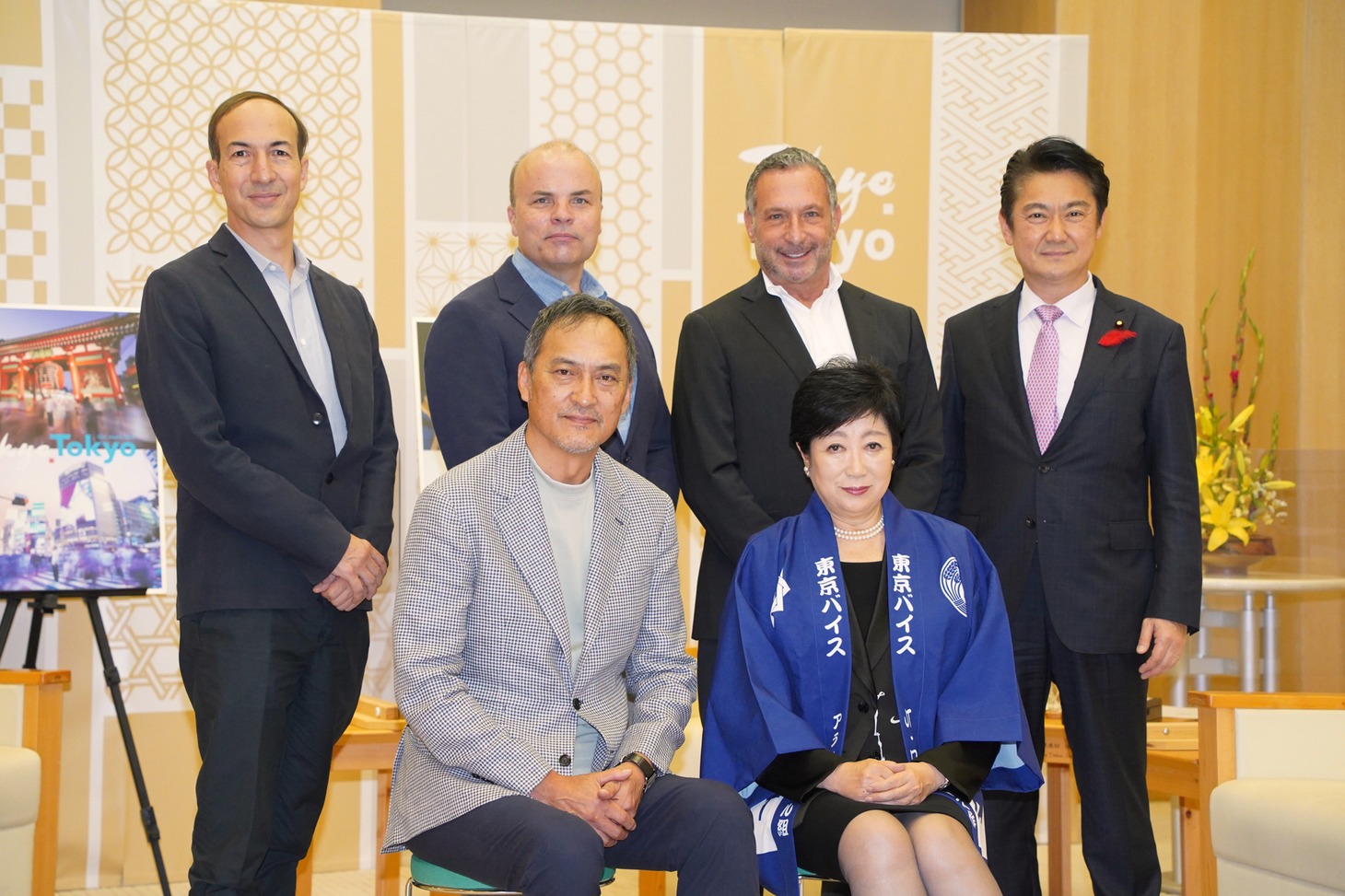 「TOKYO VICE」表敬訪問の様子。上段左からアレックス・ボーデン、J・T・ロジャース、アラン・プール、山下貴司。下段左から渡辺謙、小池百合子。