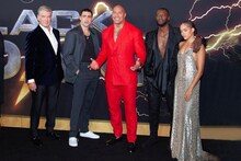 左からピアース・ブロスナン、ノア・センティネオ、ドウェイン・ジョンソン、オルディス・ホッジ、クインテッサ・スウィンデル。