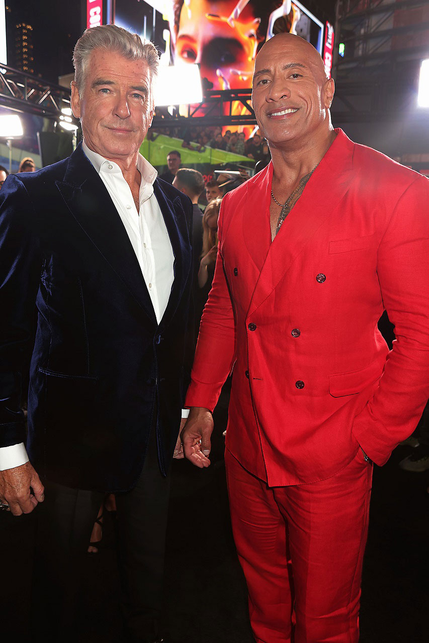 左からピアース・ブロスナン、ドウェイン・ジョンソン。