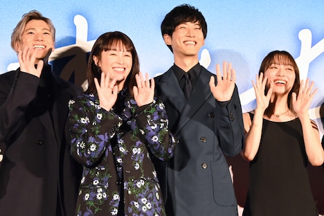 左から山田裕貴、清野菜名、松坂桃李、内田理央。