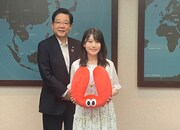 北九州市表敬訪問の様子。左から北橋健治、小田彩加。