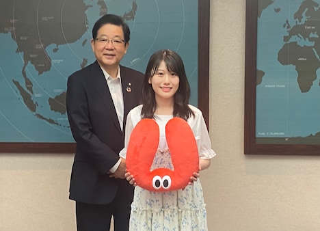 北九州市表敬訪問の様子。左から北橋健治、小田彩加。