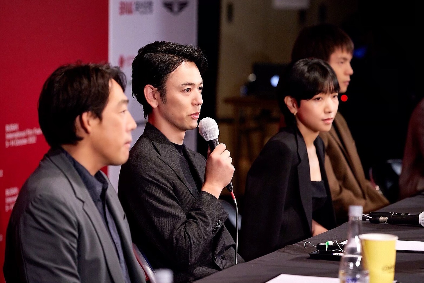 手前から石川慶、妻夫木聡、安藤サクラ、窪田正孝。(c)Busan International Film Festival