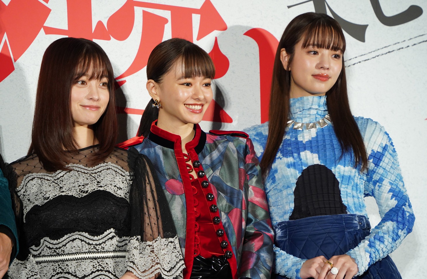 左から橋本環奈、山本舞香、横田真悠。