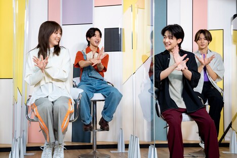 「Come Again」手振りバージョンのダンスを踊る登壇陣。