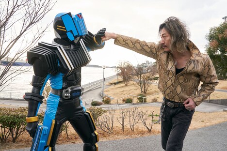 「仮面ライダーアウトサイダーズ ep.1 鏡の世界（ミラーワールド）のお宝と王蛇の帰還」