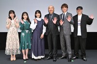 「向田理髪店」公開記念舞台挨拶の様子。左から運上弘菜、矢吹奈子、富田靖子、高橋克実、白洲迅、森岡利行。