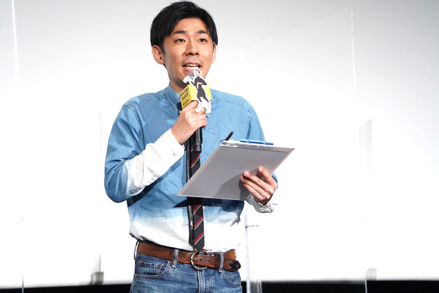 舞台挨拶のMCを務めた森本晋太郎。
