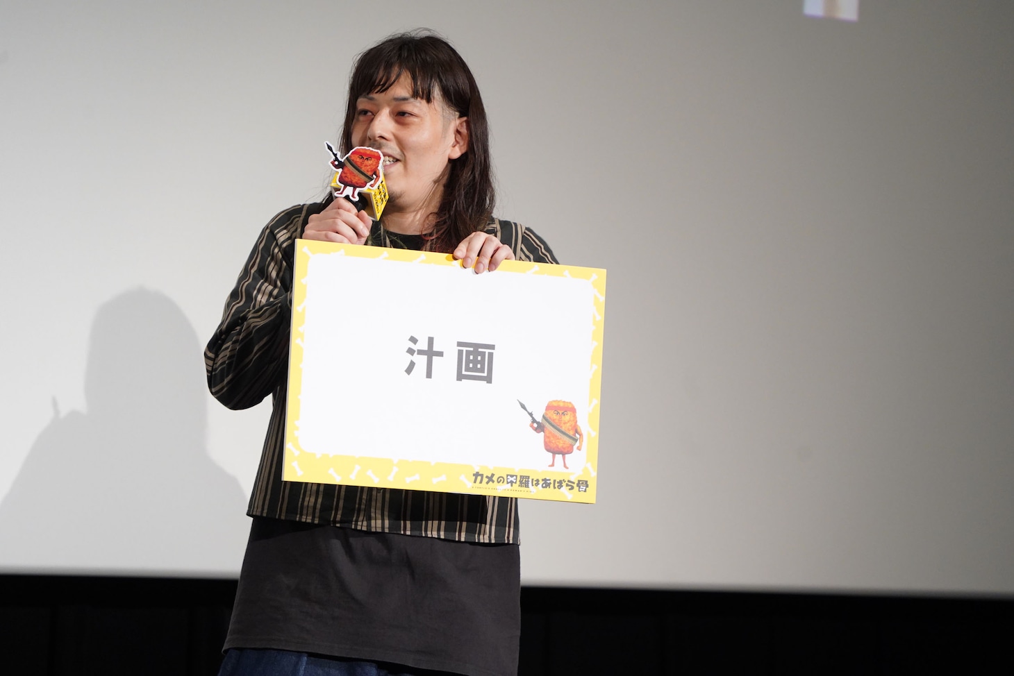 コツコツがんばったことは、カレーうどんの飛んだ汁を使用する「汁画」と答えるモリ・マサ。