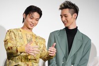 談笑する磯村勇斗（左）、清水尋也（右）。