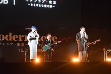 Awesome City Clubのライブの様子。