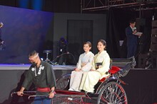 人力車で登場した前田敦子（左）と水川あさみ。