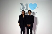 左から平柳敦子、池松壮亮。