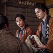 上村侑と森永悠希が共演「近江商人、走る!」ポスタービジュアルと場面写真解禁