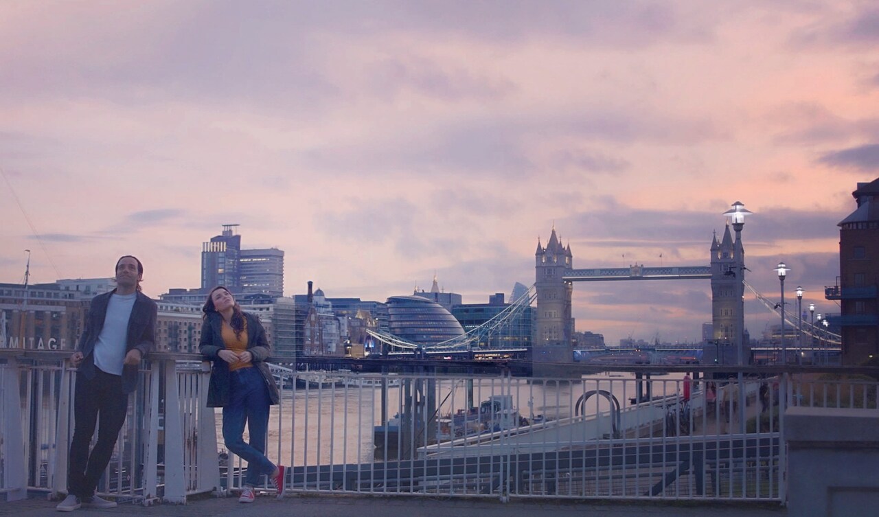 サマンサ・バークス×ラミン・カリムルー共演作の予告が解禁、サントラは11月に発売