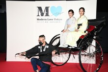 左から前田敦子、水川あさみ。