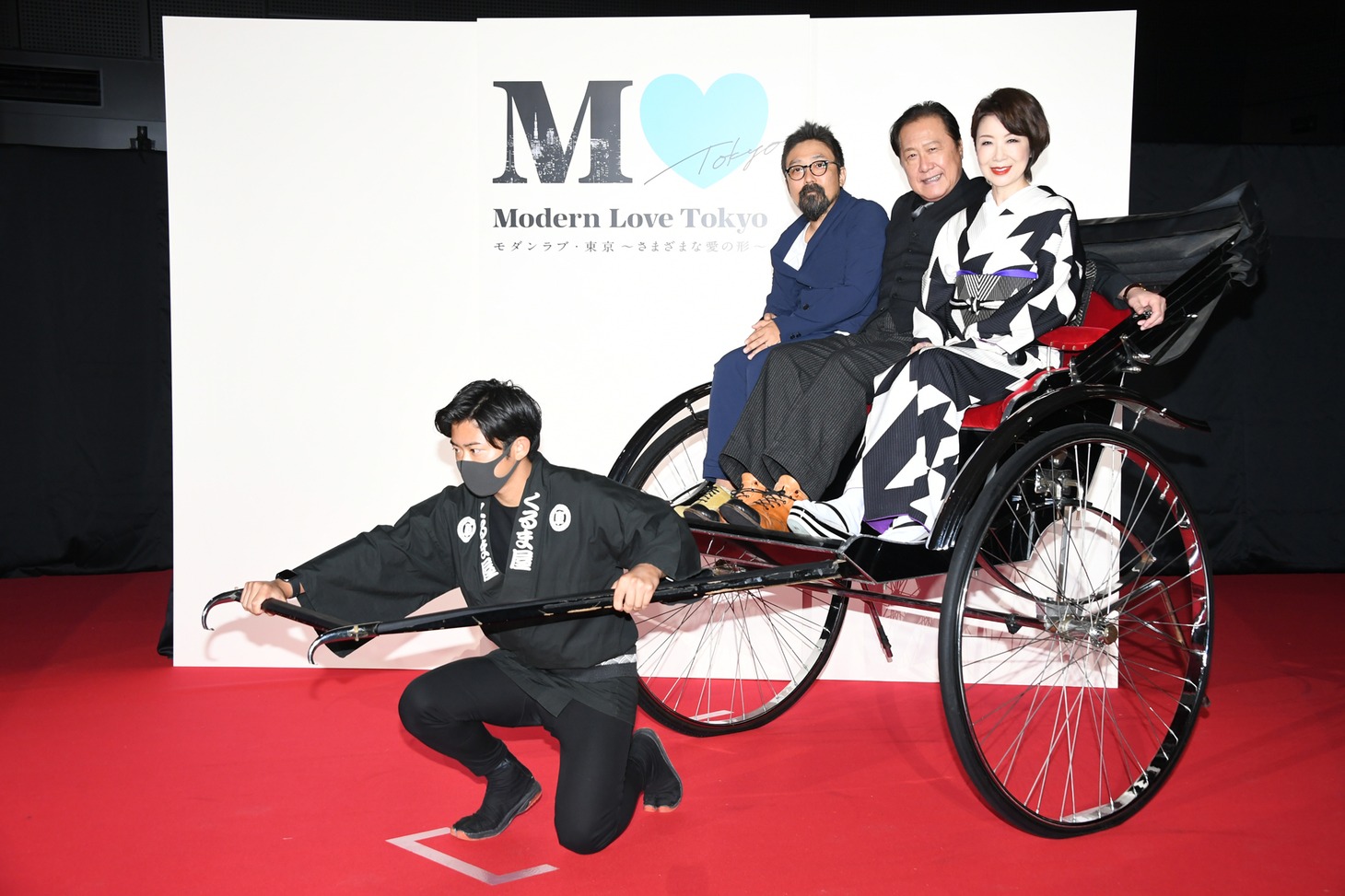左から山下敦弘、伊藤蘭、石橋凌。