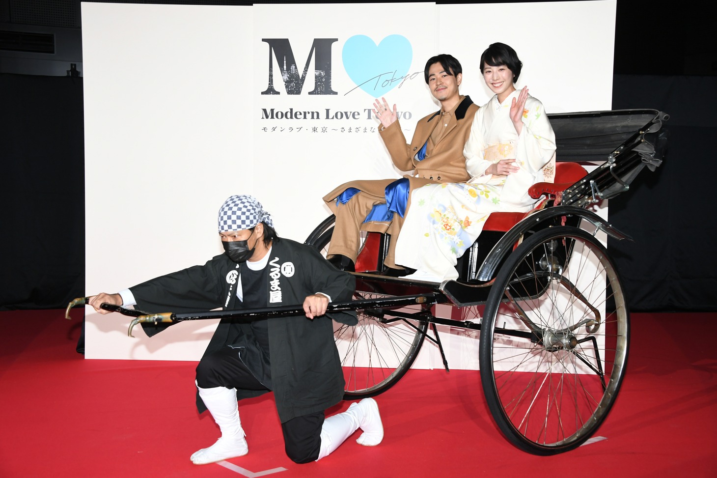 左から成田凌、夏帆。
