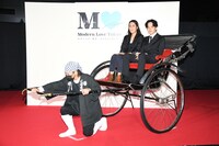 左から平柳敦子、池松壮亮。