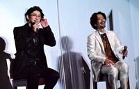 左から古川雄大、黒羽麻璃央。