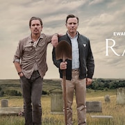 ユアン・マクレガーとイーサン・ホークが異母兄弟演じた「レイモンド&レイ」配信