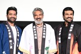 「RRR」舞台挨拶の様子。左からN・T・ラーマ・ラオ・Jr.、S・S・ラージャマウリ、ラーム・チャラン。