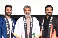 「RRR」舞台挨拶の様子。左からN・T・ラーマ・ラオ・Jr.、S・S・ラージャマウリ、ラーム・チャラン。