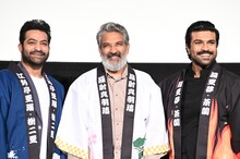 「RRR」舞台挨拶の様子。左からN・T・ラーマ・ラオ・Jr.、S・S・ラージャマウリ、ラーム・チャラン。