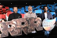 「RRR」舞台挨拶の様子。左からラーム・チャラン、S・S・ラージャマウリ、N・T・ラーマ・ラオ・Jr.。