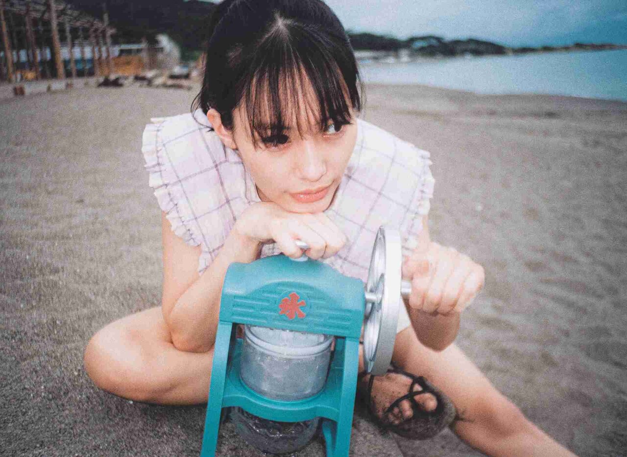 南沙良の“今”を写した2023年カレンダー発売、浜辺でかき氷を作るカットも