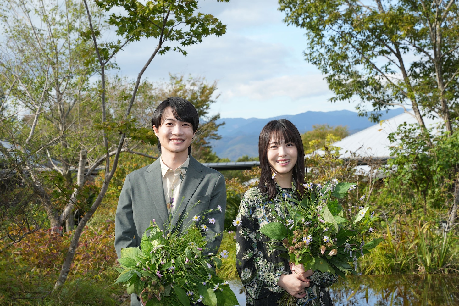 高知県内のゆかりの地を訪れた神木隆之介（左）と浜辺美波（右）。