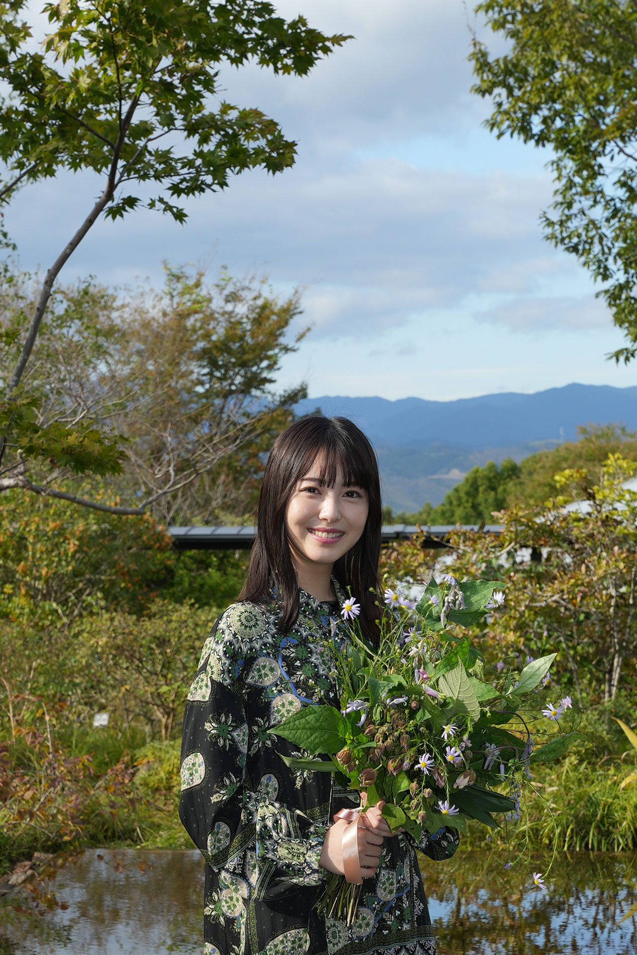 高知県内のゆかりの地を訪れた浜辺美波。