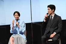 鈴木亮平のおちゃめな一面を語る長澤まさみ（左）。