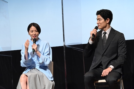 鈴木亮平のおちゃめな一面を語る長澤まさみ（左）。