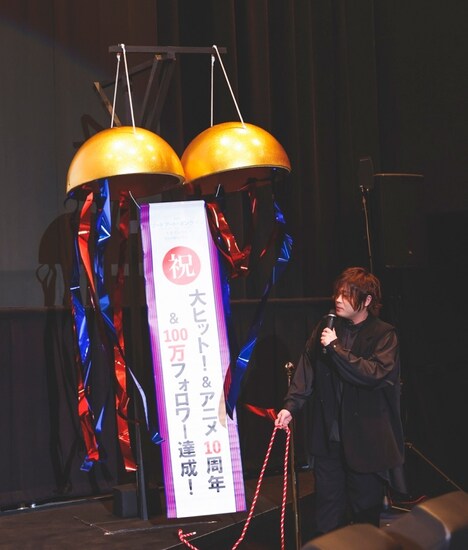 くす玉を割る松岡禎丞。